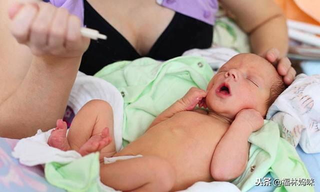 宝宝出生后等不到初乳，第一口应该喝什么？糖水可不能随便喝！