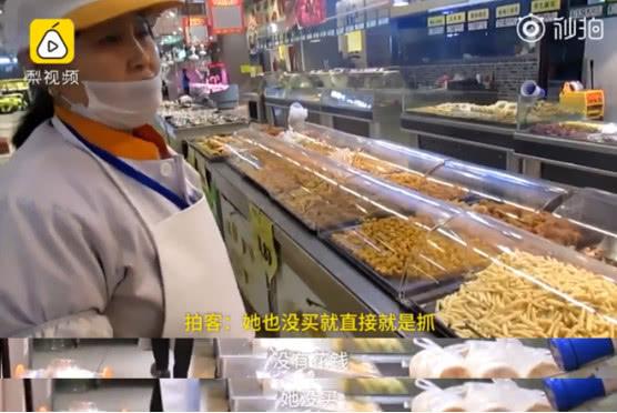 奶奶超市抓虾条给孙子试吃遭劝阻，拍视频反驳卖家：我又没犯法