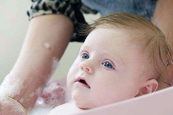 冬季是感冒高发期，宝妈给宝宝洗澡的时候，注意细节很重要