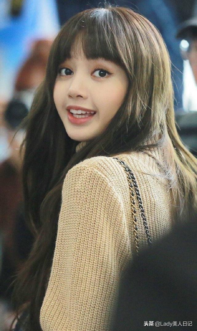 lisa理了个超美短发!脸小 短发=精致娃娃,这个造型给满分