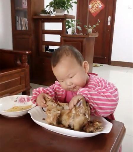 孩子饿醒后哭了，卧室里却没找到孩子，宝妈走到客厅笑得停不下来