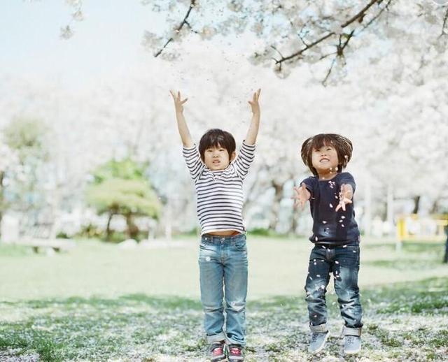 为啥老人说，“养儿别养俩，养俩轮官马”？这些现实令人担忧