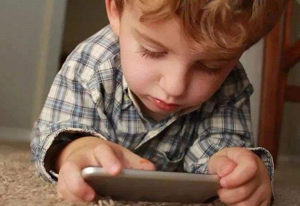 手机对孩子的影响，多到家长难以想象，有些家长却还给孩子配手机