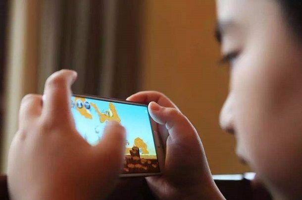 手机对孩子的影响，多到家长难以想象，有些家长却还给孩子配手机