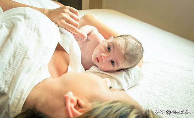 宝宝出生后等不到初乳，第一口应该喝什么？糖水可不能随便喝！