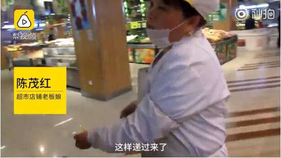 奶奶超市抓虾条给孙子试吃遭劝阻，拍视频反驳卖家：我又没犯法