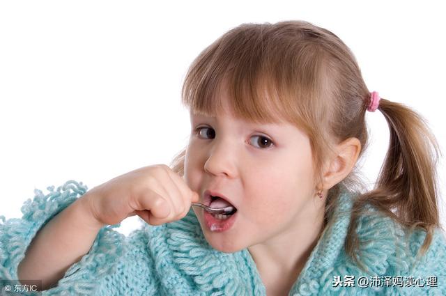 家里再没钱，家长也别总把这句话挂在嘴边，影响孩子智力！