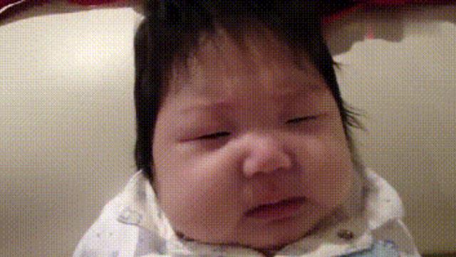 宝妈嫌宝宝苦相太丑，没有想到哭得更凶了，网友：瓜子脸长反了
