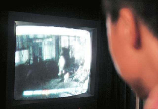 孩子越来越嗜睡,看了监控后,主人立刻给保姆包了万元红包!