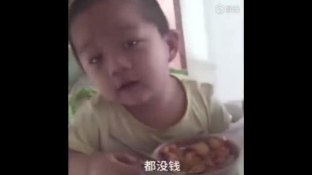 当小男孩被妈妈告知家里没钱时，隔着屏幕都能感受到他的绝望