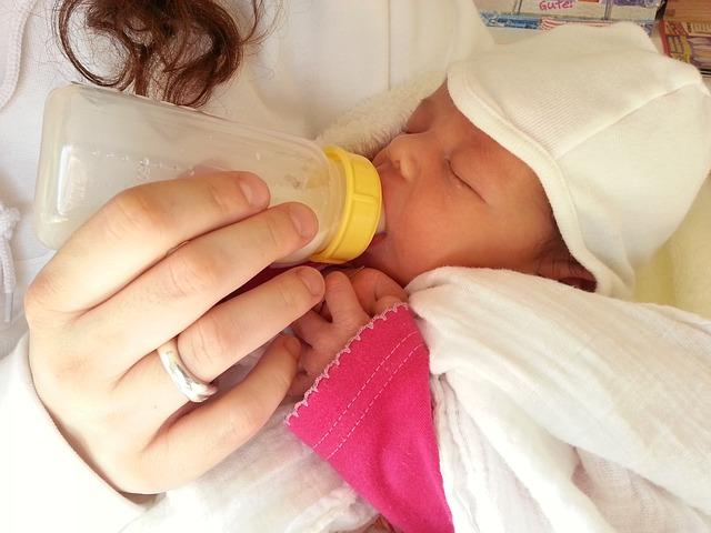 母乳说：用吸奶器吸奶喂孩子，是按需喂养还是按时间喂养？为何？