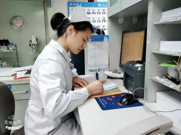 这就是医生护士家孩子！2岁萌娃给小猪佩奇做心肺复苏