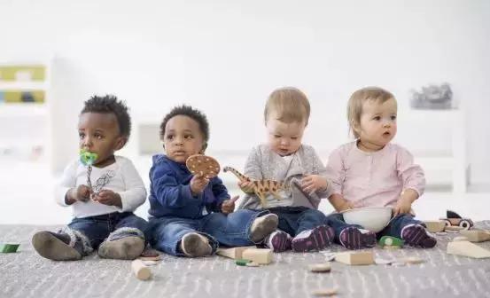 新手宝妈看过来！0-3岁孩子的日程表全攻略，教你带孩子怎么玩