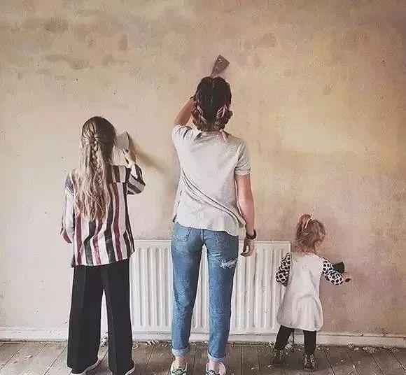 老妈教女儿拾垃圾画画，却引起全球性效仿！这才是全世界最美的画……