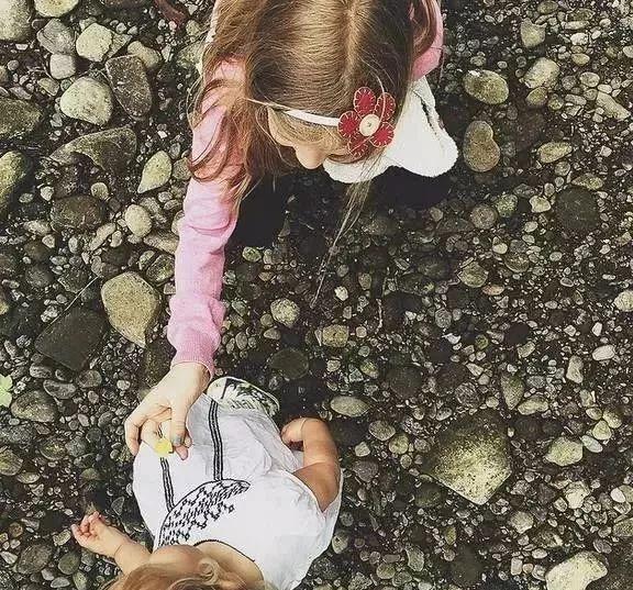 老妈教女儿拾垃圾画画，却引起全球性效仿！这才是全世界最美的画……