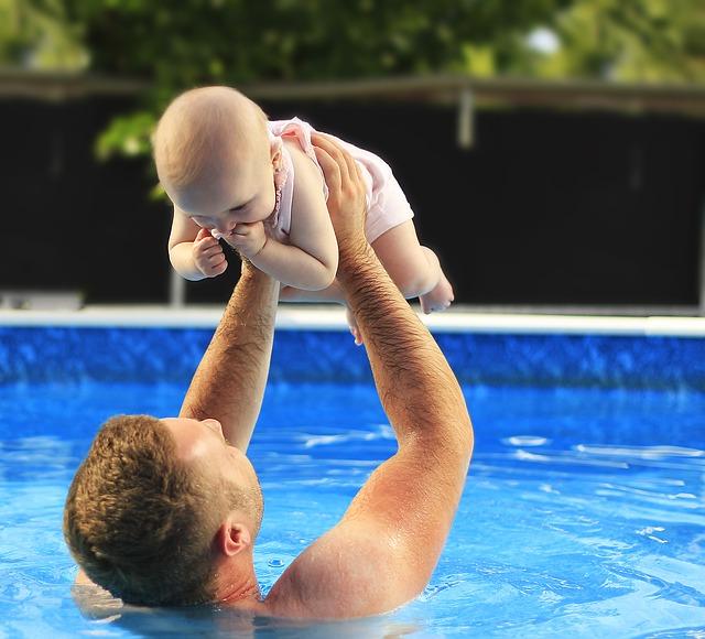 母乳说：用吸奶器吸奶喂孩子，是按需喂养还是按时间喂养？为何？