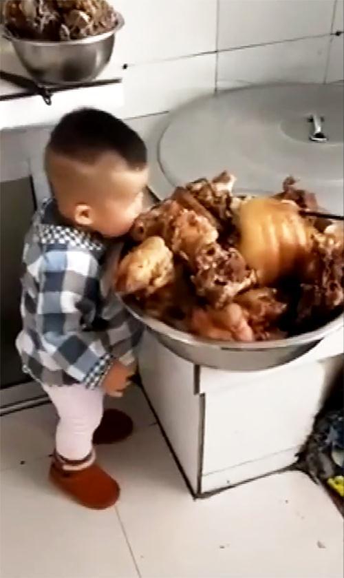 宝宝不见了，听到爸爸在厨房哈哈大笑，妈妈推门一看，气得哭笑不得！