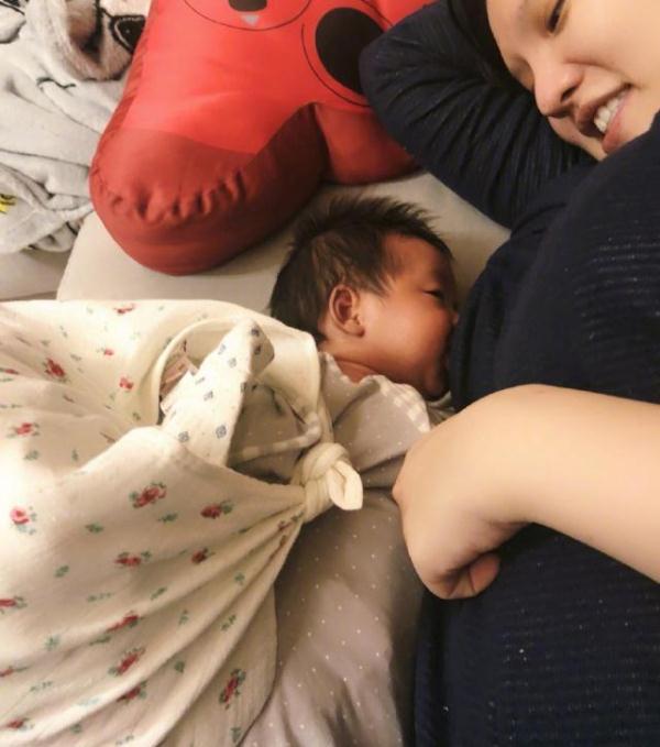 谢依霖晒女儿满月照，小宝贝张嘴想吃奶，她戏言：吃完这餐我就走