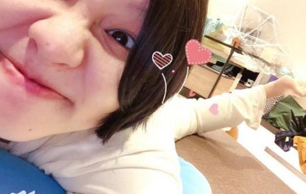 谢依霖晒女儿满月照，小宝贝张嘴想吃奶，她戏言：吃完这餐我就走