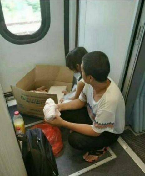 这张地铁偷拍照火了：再贵的学区房，也比不上你的模样