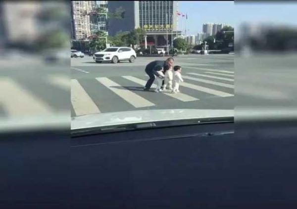 奶爸带三胞胎萌娃过马路，因萌娃们走得慢，奶爸的举动笑翻了