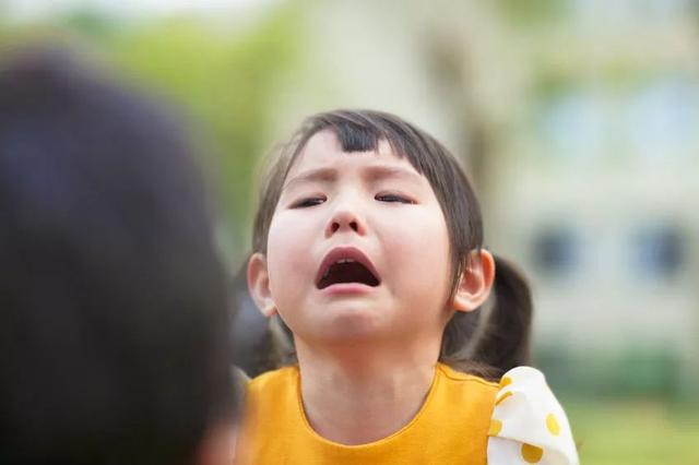 娃遇到一点小挫折就哭？可能是因为你这两句话