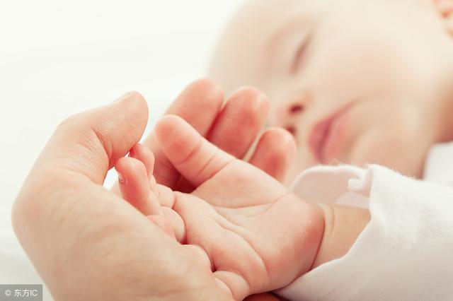 新生儿咳嗽且喉咙有痰，该怎么办？这4个小方法或能有效应对
