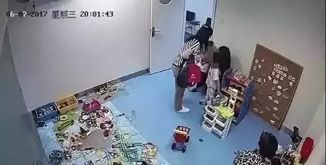“给我打回去！” 3岁孩子被踢头，妈妈的举动引起无数人争论
