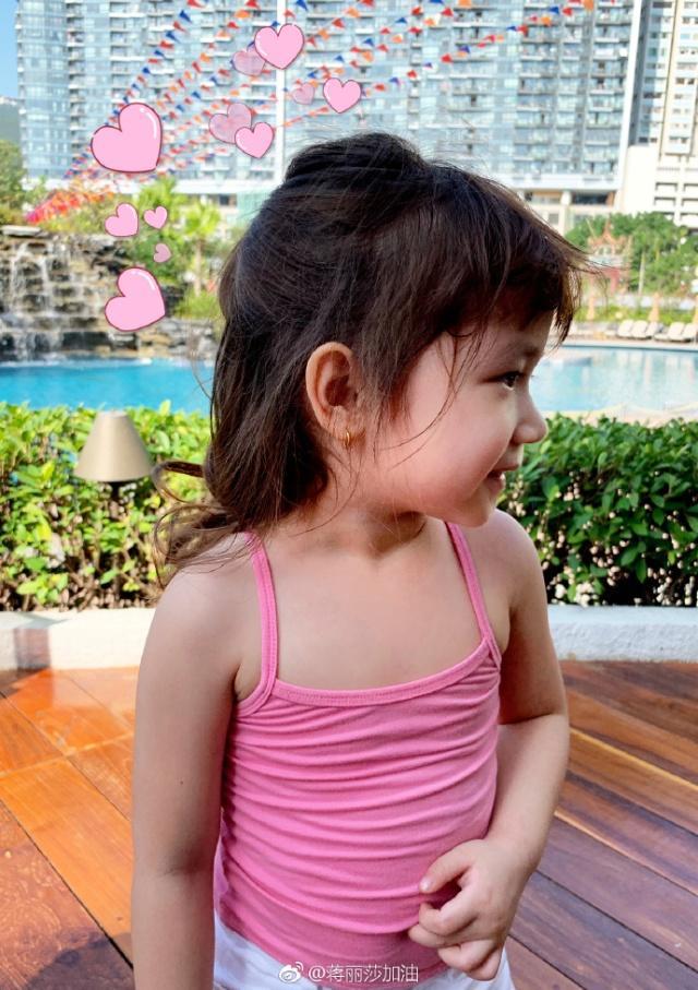 蒋丽莎晒女儿萌照，4岁小贝拉大方展示自己的新耳环，又美又傲娇