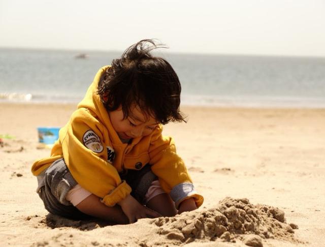 儿童玩沙的好处何止一点，6条好处证明，你可以带孩子去玩沙子