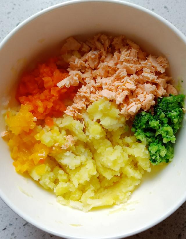 改良版三文鱼土豆饼，1岁宝宝的营养辅食，自评95分