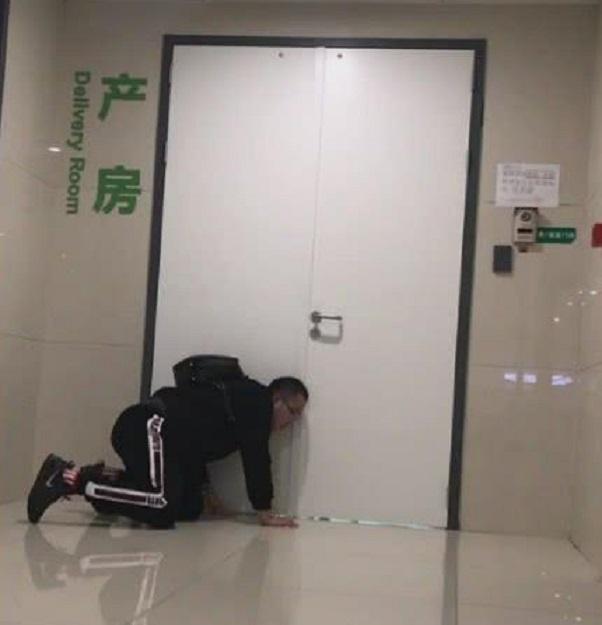 老婆生娃时，老公在产房外啥反应？实拍组图，网友：又相信爱情了