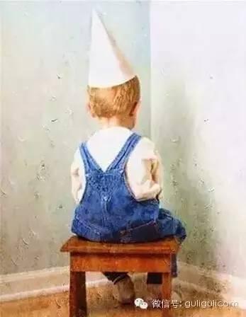 孩子打掉桌上的一碟鱼，妈妈做了一件事，效果太赞