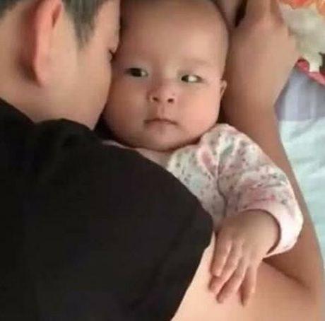 宝爸哄娃睡觉，宝妈过来看看，女儿的眼神：还不快把你家老头领走