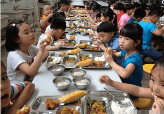 农村孩子与城市孩子的饮食差距太大，看完好伤感