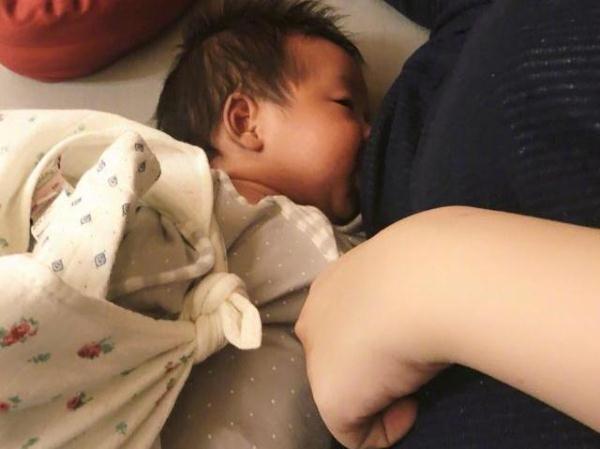谢依霖晒女儿满月照，小宝贝张嘴想吃奶，她戏言：吃完这餐我就走