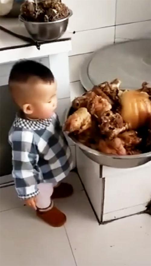 宝宝不见了，听到爸爸在厨房哈哈大笑，妈妈推门一看，气得哭笑不得！