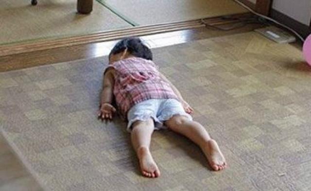 孩子越来越嗜睡,看了监控后,主人立刻给保姆包了万元红包!