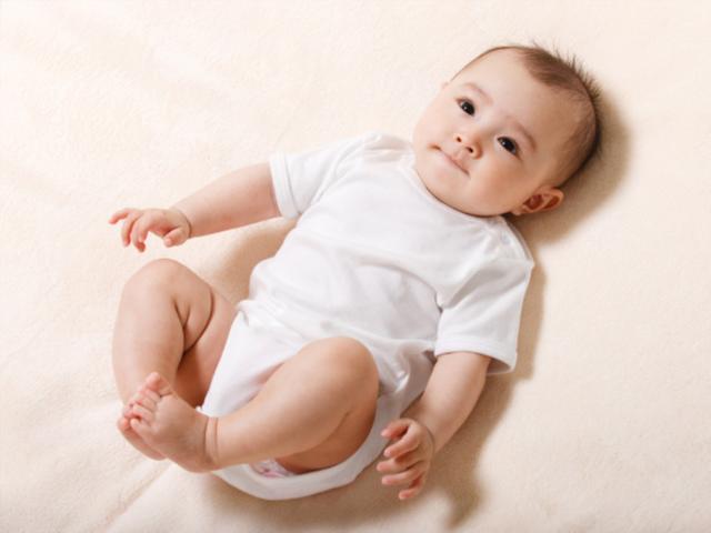 爸爸这样哄娃,9个月宝宝成“脑瘫”!这种哄娃方式千万不能有!