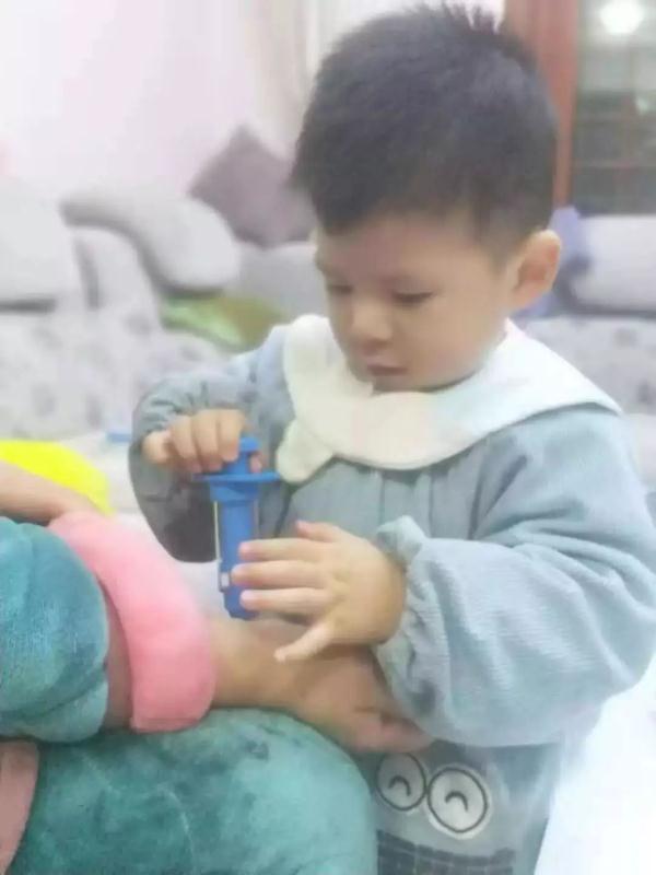 这就是医生护士家孩子！2岁萌娃给小猪佩奇做心肺复苏