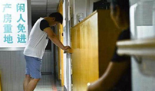 老婆生娃时，老公在产房外啥反应？实拍组图，网友：又相信爱情了