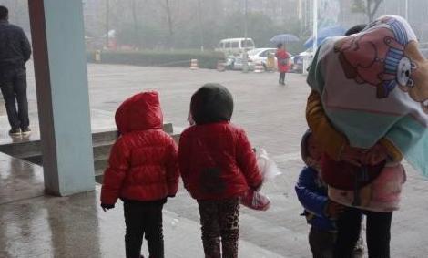 5岁双胞胎被拐，机智姐姐说了6个字，人贩子马上“逃”走！