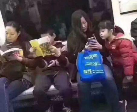 这张地铁偷拍照火了：再贵的学区房，也比不上你的模样