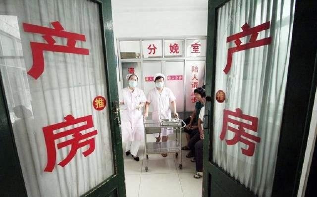 老婆生娃时，老公在产房外啥反应？实拍组图，网友：又相信爱情了