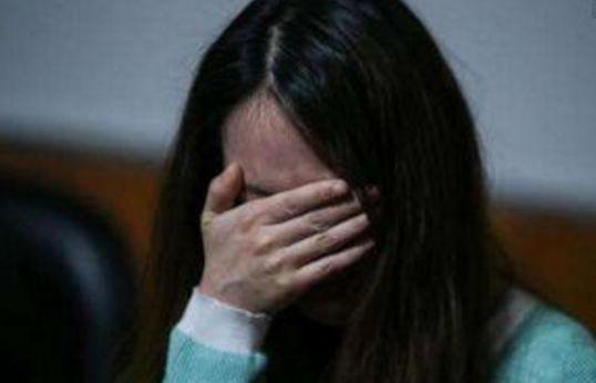 女儿总嘟嘟嘴，母亲觉得好玩，细心奶奶发现问题，掰开嘴巴蒙住了