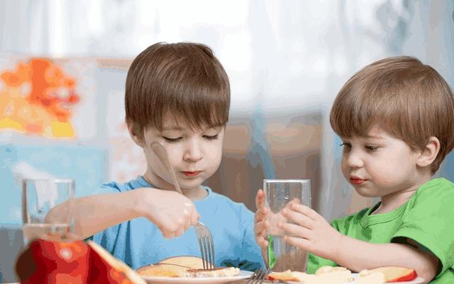 孩子总是比别的孩子矮半截，原来都是因为妈妈的错，好妈妈赶紧改正