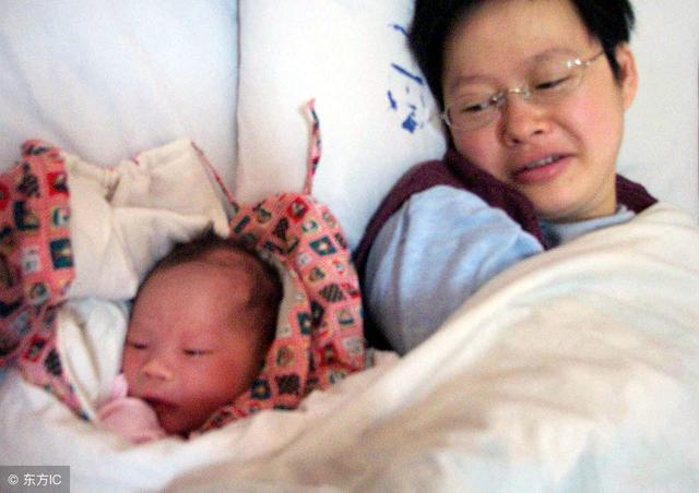 刚出月子的产妇独自一人照顾新生儿是否可行？会有什么弊端吗？