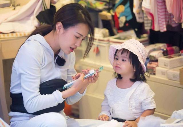 教育孩子就应该学习熊妈妈，只有这样做，孩子各项能力才会更突出
