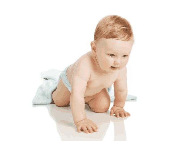 妈妈这样的行为只会伤害宝宝的腿，别不当回事了，很多人还在做