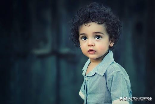 孩子是父母的一面镜子，想要孩子成为暖男，当爸的多做点